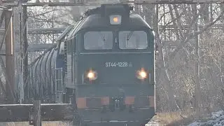 ST44-1228+SM42-1244 z cysternami ZAES melasa z Kruszwicy przejazd kolejowy fabryczna Inowrocław