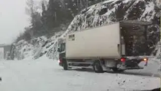 Lastbilar som fasnade i Snöstorm....2012 12 05 Stockholm Sverige