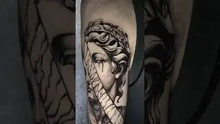 Greek statue venom like 🗽. #blackandgreytattoo #tattoo #tattooartist #inked