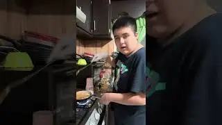 Cocin&eacute; unas migas con tomate y tortilla y queso protegida a mano con un guante 