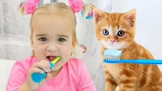 Алиса и мама изучают и играют по утренней программе.