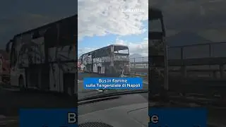 Bus in fiamme sulla Tangenziale di Napoli