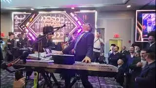 Reb Eli Stefansky of MDY taking over Yoeli Dickman 🍒 on the keyboards