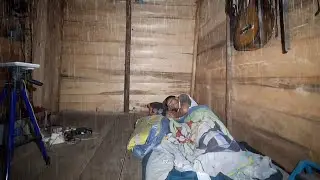 Berburu sendirian di hutan di guyur hujan deras saat bermalam di pondok hutan 
