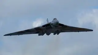 Incredible howl of the Vulcan bomber plane during it's last flying season in 2015