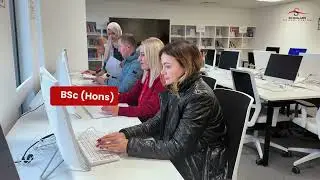 Бакалавр наук (с отличием) в области управления спортивным бизнесом с подготовительным годом.