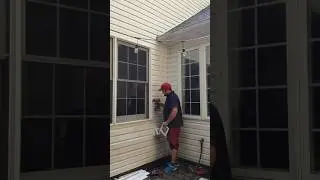 Заменил оплавленный сайдинг и заработал $150 за 2 часа 💪 #sidingrepair #handyman #DIY #remodeling