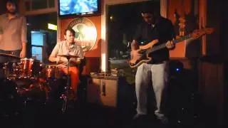 Mariel Coxa e Danilo Hansem - Solo with Bass and Drums_(19/12/13-St. Patricks_S&atilde;o Carlos)