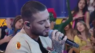 Lucas Lucco canta no palco do Legendários