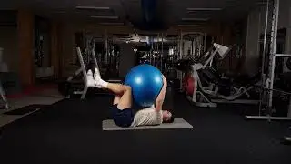 Swissball Isometrical Deadbug With Contralateral Movement
