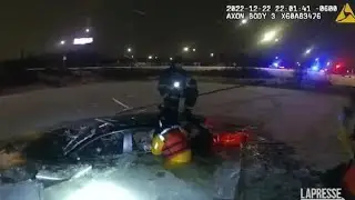 L&rsquo;auto finisce in uno stagno ghiacciato, una donna salvata dopo essere rimasta intrappolata a...
