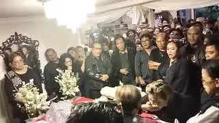 Para Penyanyi Legendaris Menyanyikan Lagu Perpisahan Ke pada Almarhum Jack Marpaung Di Rumah Duka