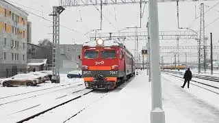 Отправление электропоезда ЭР2Т-7947/7235 и стеснительный помощник