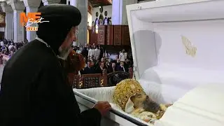 لحظة وصول جثمان أنبا بسنتي أسقف إيبارشية حلوان والمعصرة، إلى الكاتدرائية المرقسية بالعباسية.