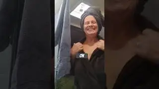 Душевая зона в крошечном автодоме с мягким халатом #музыка #вирусное #жизньвминиатюре