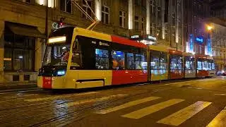 Tich&yacute; průjezd &Scaron;koda ForCity Plus 52T přes kř&iacute;žen&iacute;