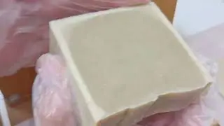 常溫 24 小時後脫模切皂 (第二條) | 很好切不會硬梆梆的 | 果糖應該是有幫助的