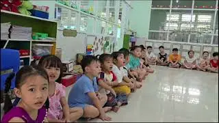 Lớp Lá 3 học cùng cô Mari