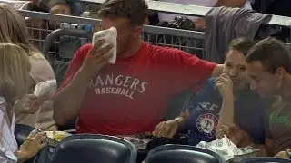 TEX@SD: Foul ball lands in fan's food, making a mess