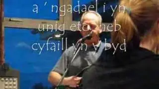 Geraint Lovgreen yn perfformio ei gan 'Canu Gwlad'