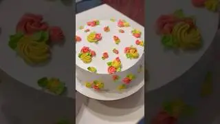 Simple floral cake!🌸 #youtubeshorts #shorts
