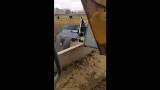 Feed bunk cleaner
