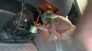 Blower motor and resister replacement on Jeep Cherokee.