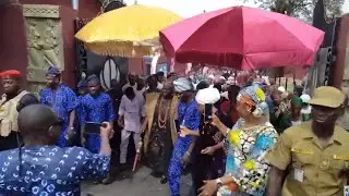 Компания ALAAFIN из Ойо с помпой и гордостью въезжает в главный дворец.