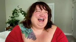 Corissa of Fat Girl Flow is all smiles with her Big Fig Mattress