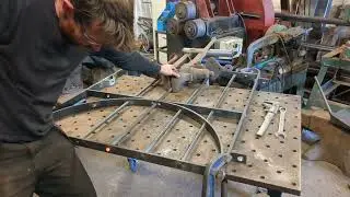 Riveting a tenon on a gate