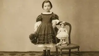 Маленькая девочка с куклой: Старинная фотография, которая пугает спустя 100 лет