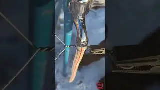 A very practical tip: connect the faucet to the water pipe with an iron wire fixing knot