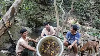 Karen food, especially chili paste with wild rats, is very delicious.