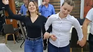 Kolo vode sestre dvije prelijepe vile - Restoran kod Gerija - bend 