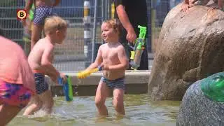 Kinderen houden watergevecht in de vijver van gerechtsgebouw Breda