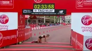 LA ATLETA HAYLEY CARRUTHERS SUFRIO UN COLAPSO EN LA META DE MARATON DE LONDRES