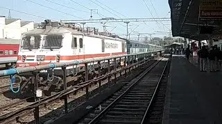 Ratlam Indore train passing through at Indore Station - इंदौर स्टेशन पर रतलाम से आती गाड़ी बिना रुके