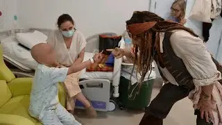 UN GESTO ENORME: Johnny Depp se vistió de Jack Sparrow y visitó un hospital infantil de Madrid