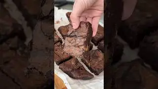 BROWNIES DE CHOCOLATE BIEN H&Uacute;MEDOS (Receta) #shorts #chocolatebrownie