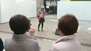 #うどん県 #仮面少女ギタリスト 商店街で路上ライブ！#高中正義  #alone を演奏していた！