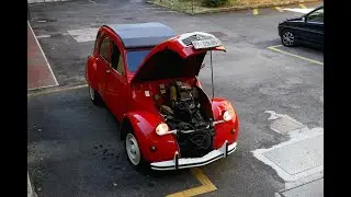 Dario un ventenne con una Citroen  2 Cv