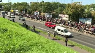 More than 1,000 migrants leave Budapest on foot for Austria