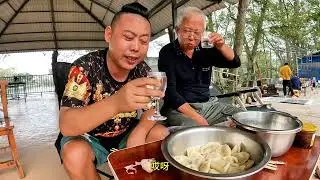 陕西大哥包饺子，请小三轮喝一杯，饺子就酒，越喝越有，绝了！ #斗音小助手我要上热门 #乡村美食 #小三轮走天下 #饺子 #旅行推荐官