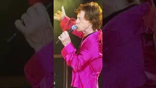 🎸⚡ Rolling Stones &ndash; He doesn&rsquo;t fight age; he outruns it in front of everyone #MickJagger