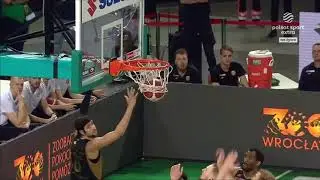 Travis Leslie! Wjazd z faulem! #EnergaBasketLiga #PLKPL