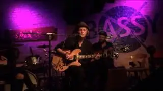 Isabel Ment im Bassey Club mit ihrem Solo.... Izzy Solo lt. Setlist