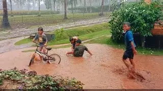Bocah ndeso main hujan hujanan.