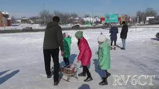 Зима. Горка. Дети.