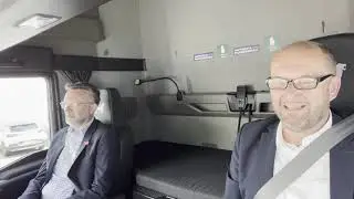 Robert Sch&ouml;nberger von der Messe M&uuml;nchen im VR-Logistik-Taxi