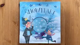 Эш читает книгу &laquo;Ошибка снежинки&raquo; Лу Трелевен с иллюстрациями Мэдди Фрост.
